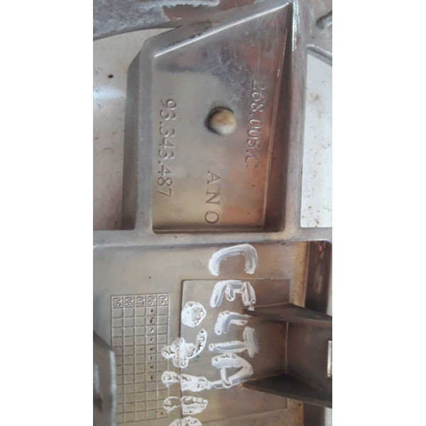 Emblema Grade Parachoque Dianteiro Celta 07 A 10 93343487 Cromado